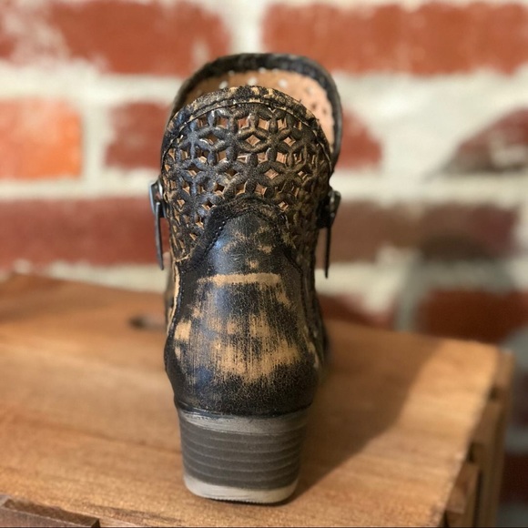 [ BRAND NEW ] Black & Tan Cutout Booties - Picture 2 of 3